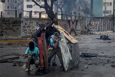 Autoridades venezolanas recuperan la Plaza Altamira